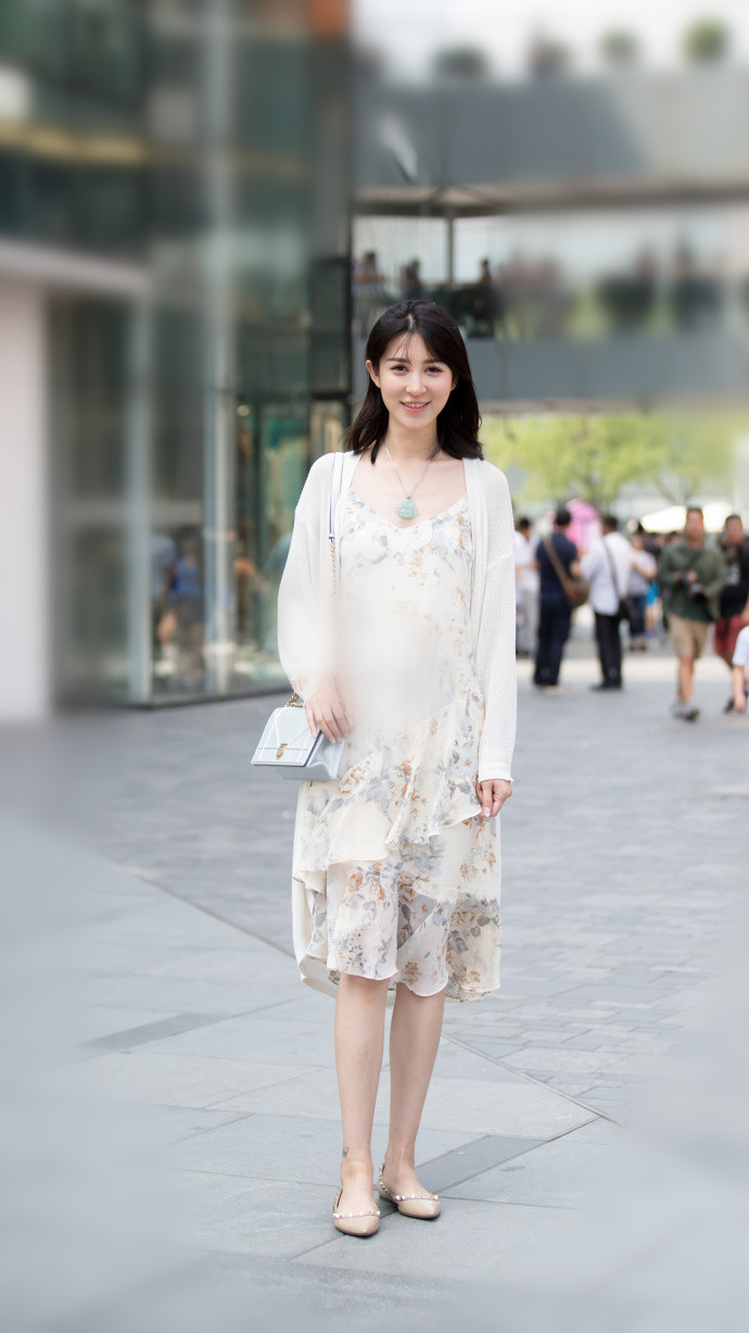 牛仔裤|身材高挑的美女，休闲装搭配牛仔裤，展现的腿部修长纤细