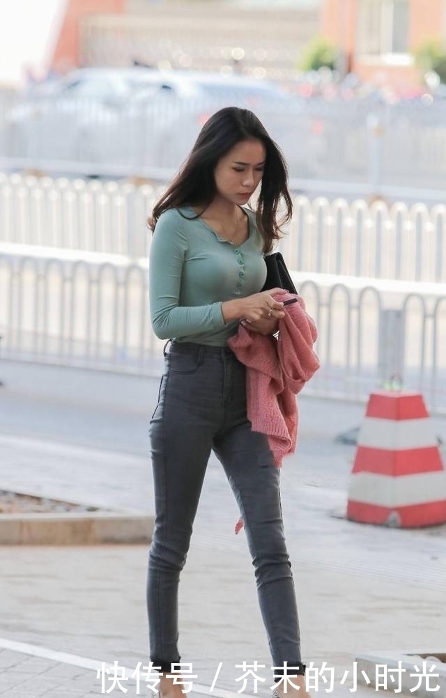 牛仔裤休闲不失潮流的感觉,整个人看上去非常优雅大方