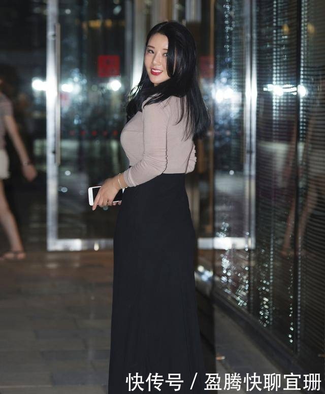 紧身|杏色的开衫，紧身的设计穿出了成熟的美，长发齐肩更是优雅迷人