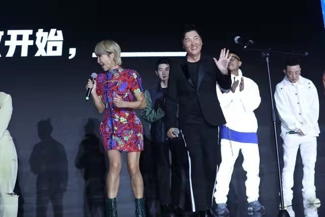 发色 李玟舞台造型真惊艳,复古中式旗袍大展迷人身姿,金色短发太吸睛