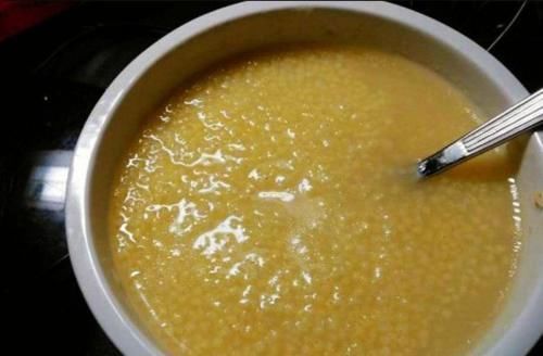 米油|煮小米粥,千万别直接用水煮!大厨教你3窍门,香浓黏稠,米油厚