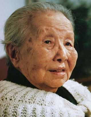 冰心做错了什么?为何孙子要在她墓碑上泼红漆,还写“枉为人表”