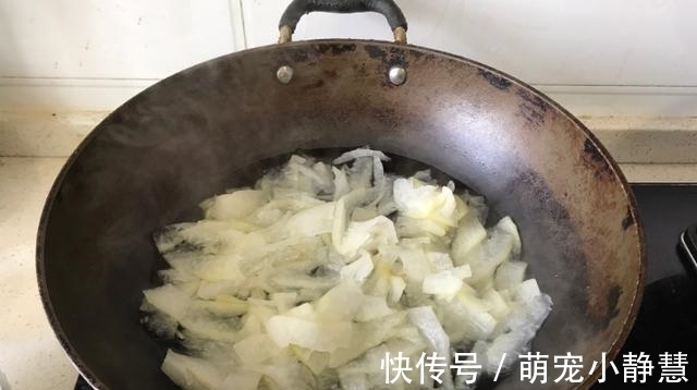 这种水果,皮比肉宝贵多了,可惜很多人不知,总把它当垃圾丢
