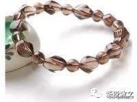 珍珠 挫折就像珍珠里的沙砾,与其对挫折念念不忘,不如着眼于珍珠本身