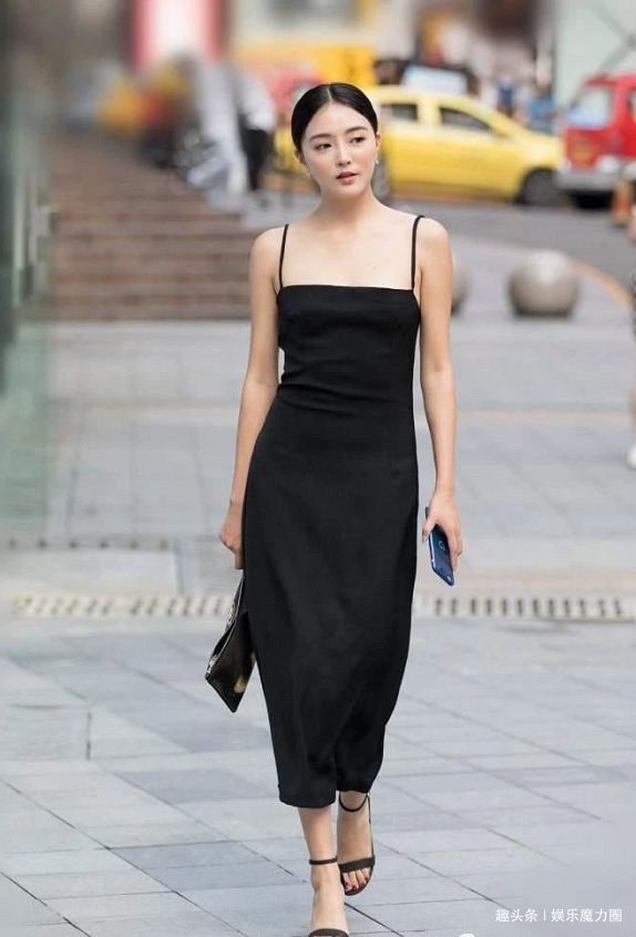 凉鞋 街拍撞色吊带裙+透明高跟凉鞋,从上美到下!