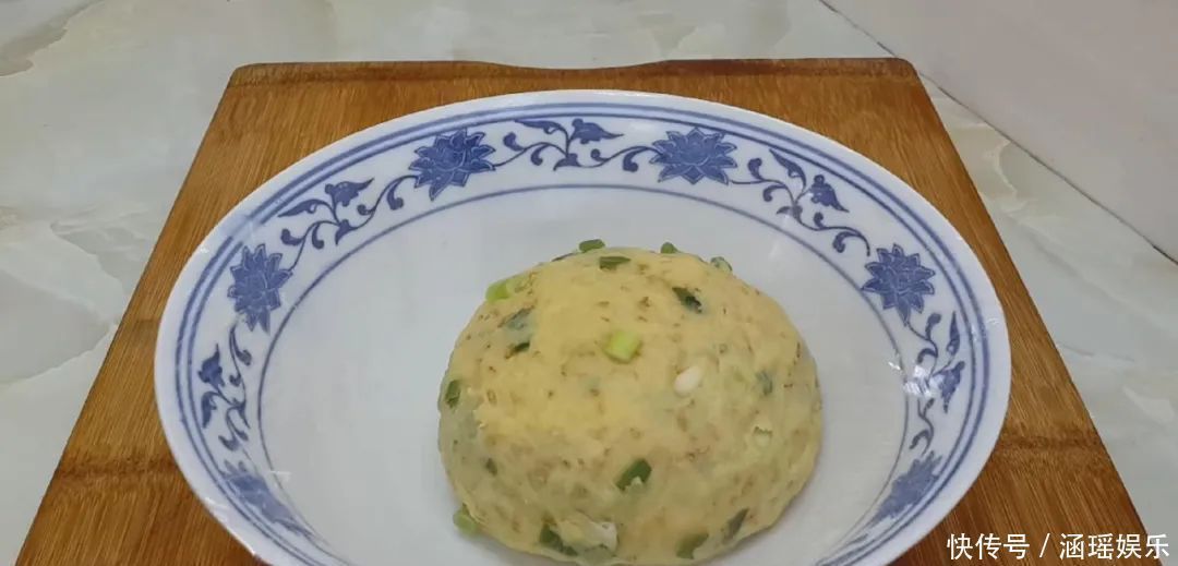 早餐别吃包子了,面粉中加2个鸡蛋,不蒸馒头不烙饼,出锅太香了