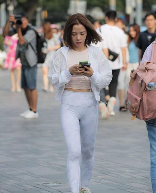 穿搭 敢穿瑜伽裤出行,美女对自己身材非常自信,搭配性感又妩媚