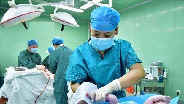 孕妇分娩时先见红是女孩,先破水就是男孩?医生:早就决定好了