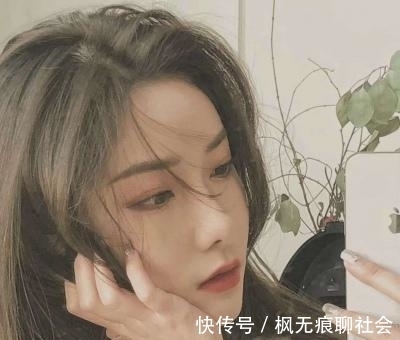 |搞笑段子:食客在喝西红柿汤,突然他发现碗里有一只蝇子