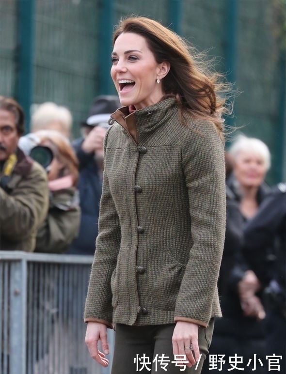 凯特王妃又换新风格!一袭软呢外套搭牛仔裤、马丁靴,时髦又精神