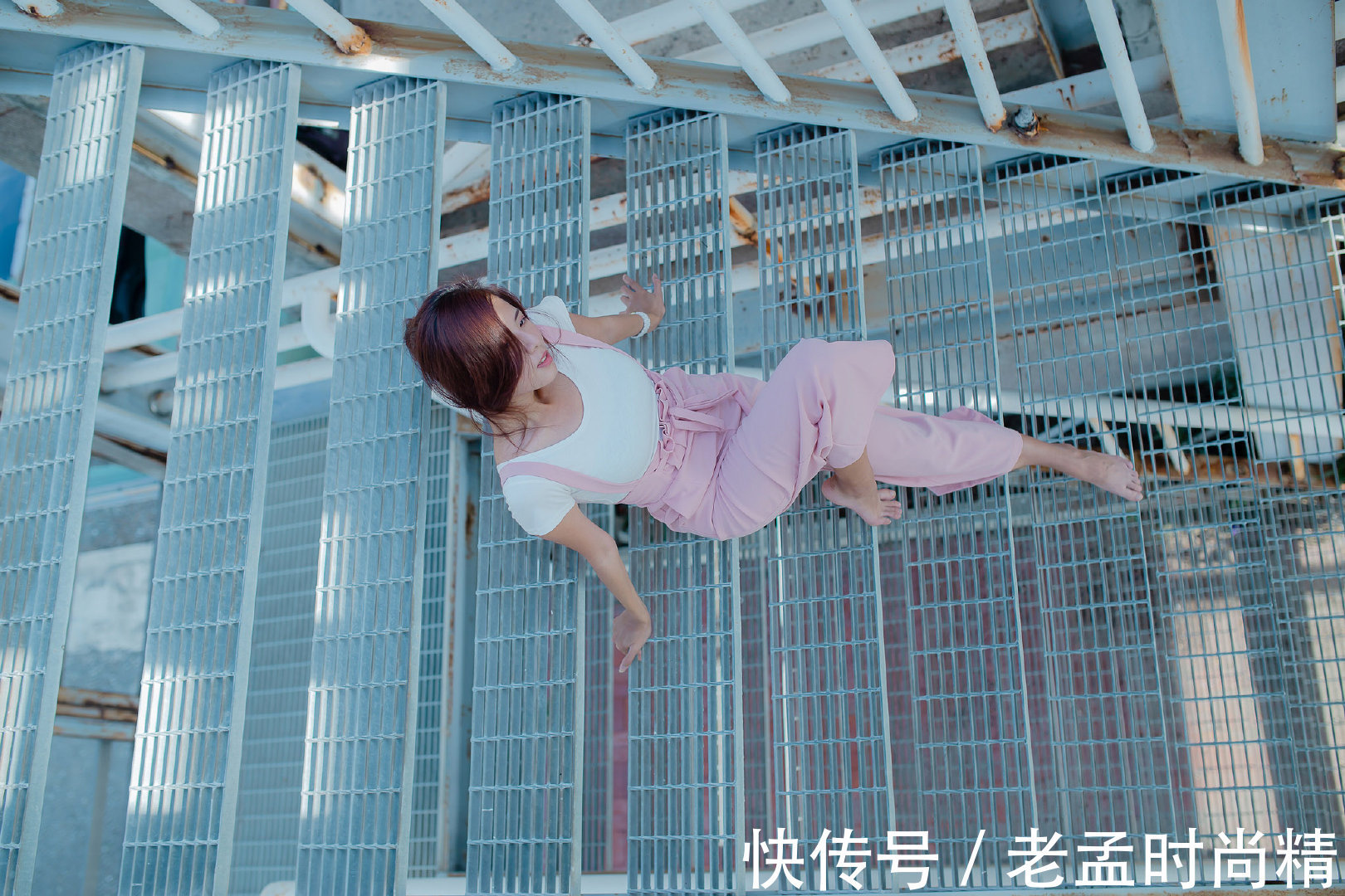 高腰|白色T恤搭粉色背带裤,甜美减龄,日常还是通勤都非常的合适