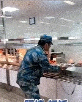 |搞笑GIF:这一跳确实挺意外 原谅我不厚道的笑了