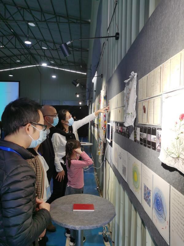  轮椅|医院生成美术馆！第一位被艺术唤醒的“植物人”也坐着轮椅来看展…