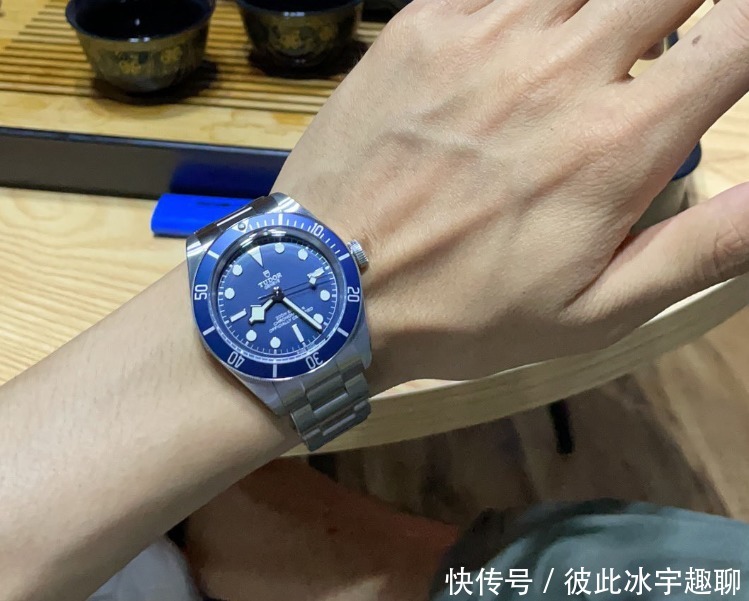 帝舵|两三万价位没有更好的选择,解毒帝舵碧湾1958海军蓝潜水表