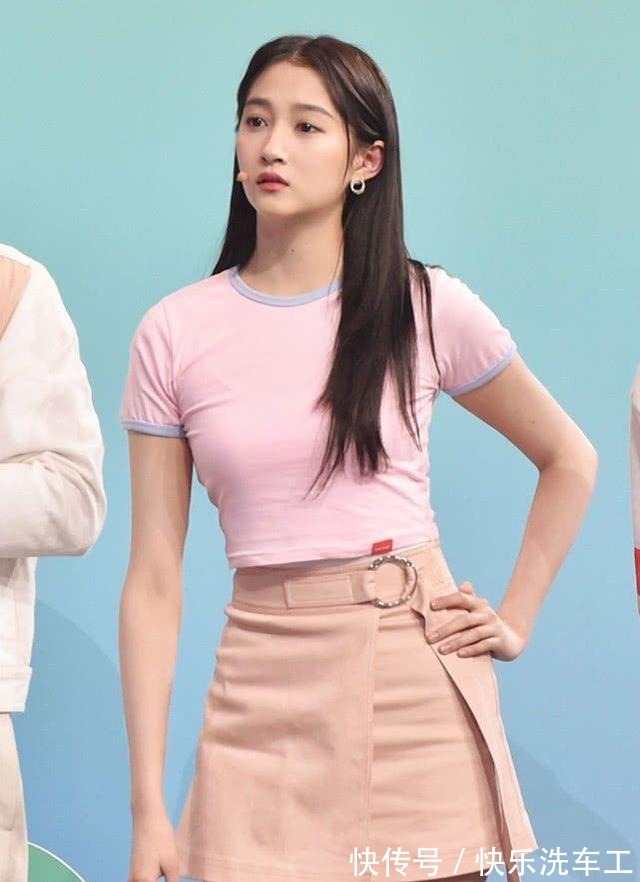 t恤|关晓彤终于穿对了,粉T配A字裙青春气息十足,纤细“漫画腿”抢镜!