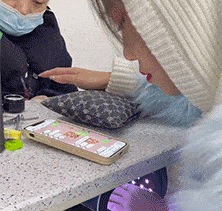 |搞笑GIF趣图：小时候，记得有次犯事儿被揍，忍着不哭