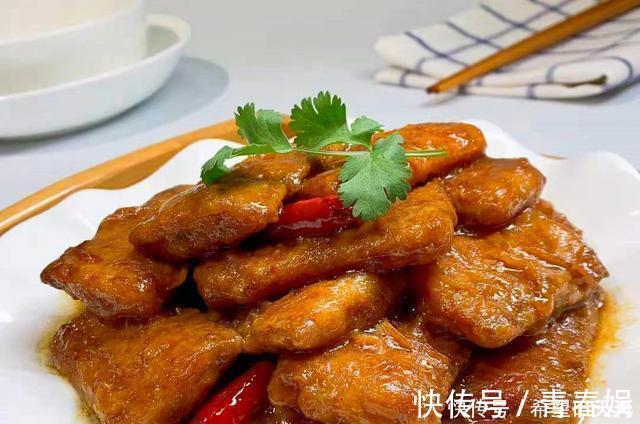 做带鱼时,直接清洗可不对,多加一勺它泡一下,洗得干净没腥味