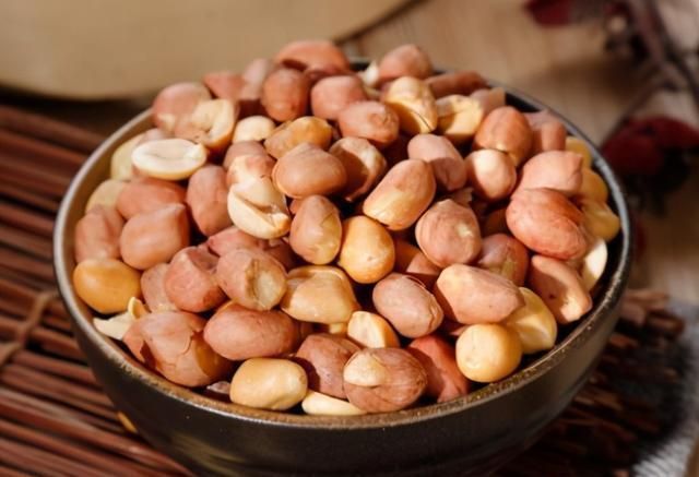 在家做五香花生米,不用微波炉不用烤箱,花生咸香酥脆,还解馋