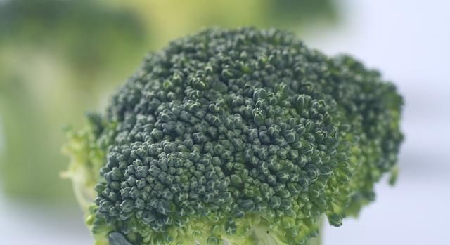 西红柿|减肥期间,少碰三种主食,多吃四种蔬菜,或能慢慢变成“瘦美人”