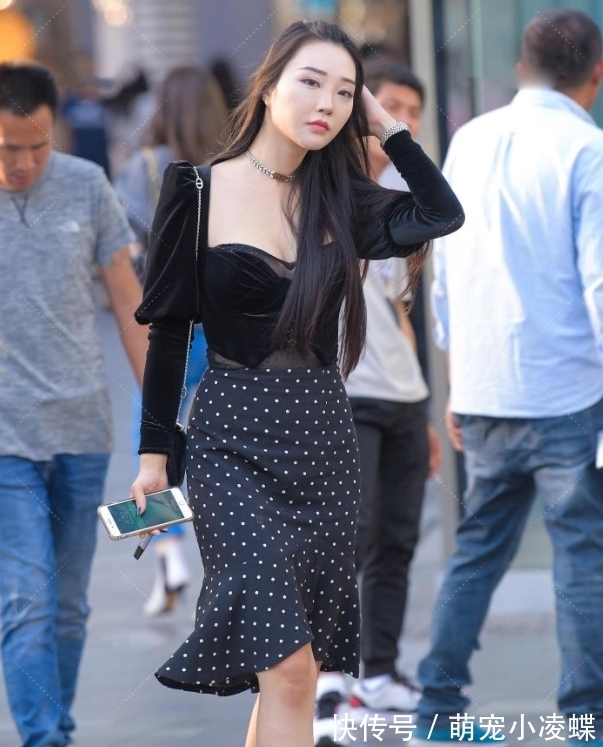 小姐姐 圆点波浪裙,搭配低领丝绒上衣,优雅美丽