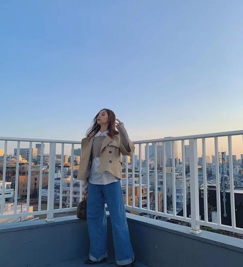 刘雯的“风衣＋毛衣”火了，时髦气质又高级，不学可惜