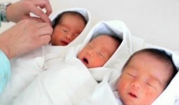 老来得子|52岁产妇生出“三胞胎”，看到娃后却崩溃大哭，医生：有点尴尬