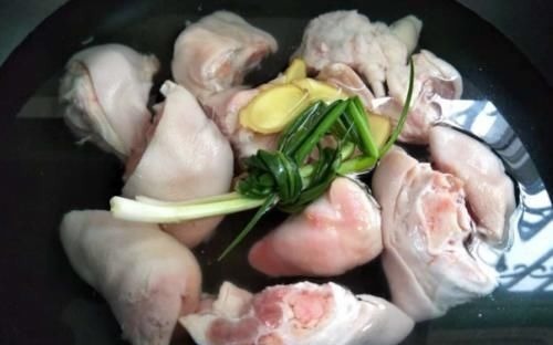 炖猪蹄时,最忌直接焯水,教你正确做法,猪蹄软糯好吃,没腥臭味