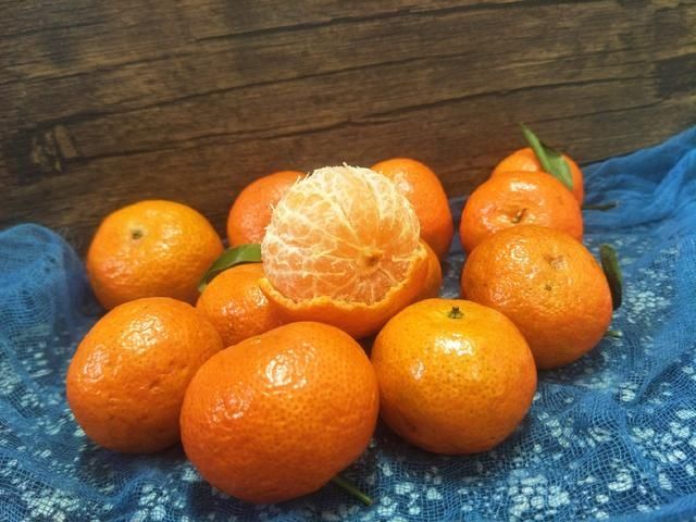 买砂糖桔时，选皮厚的还是薄的？教你3招，选出的桔子又甜又多汁