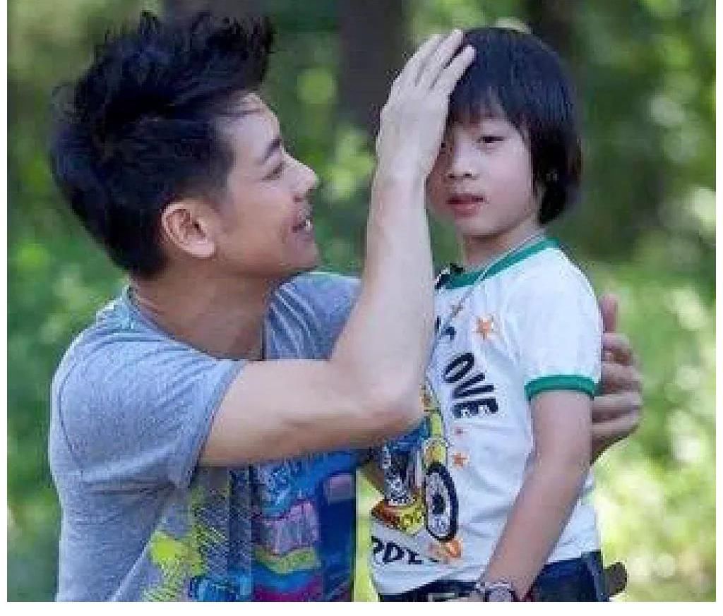 他們因?yàn)榫C藝節(jié)目而紅，也因?yàn)榫C藝節(jié)目而沒落，有人翻車撒謊離婚