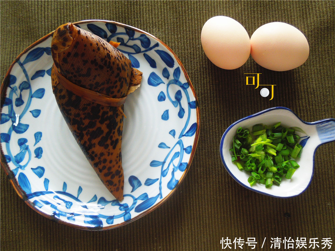根葱|家里的粽子别再蘸糖吃了,换个吃法,2只鸡蛋1根葱,煎一煎太香了