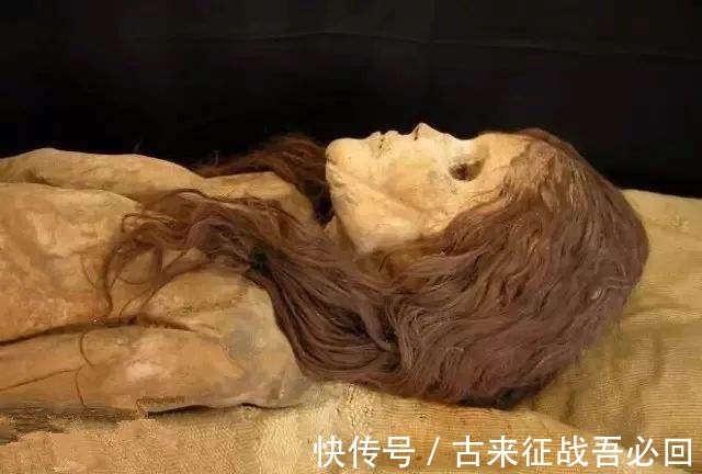 罗布泊|新疆古墓挖出千年干尸,骨骼纹路清晰,嘴唇还涂着2700年前的口红