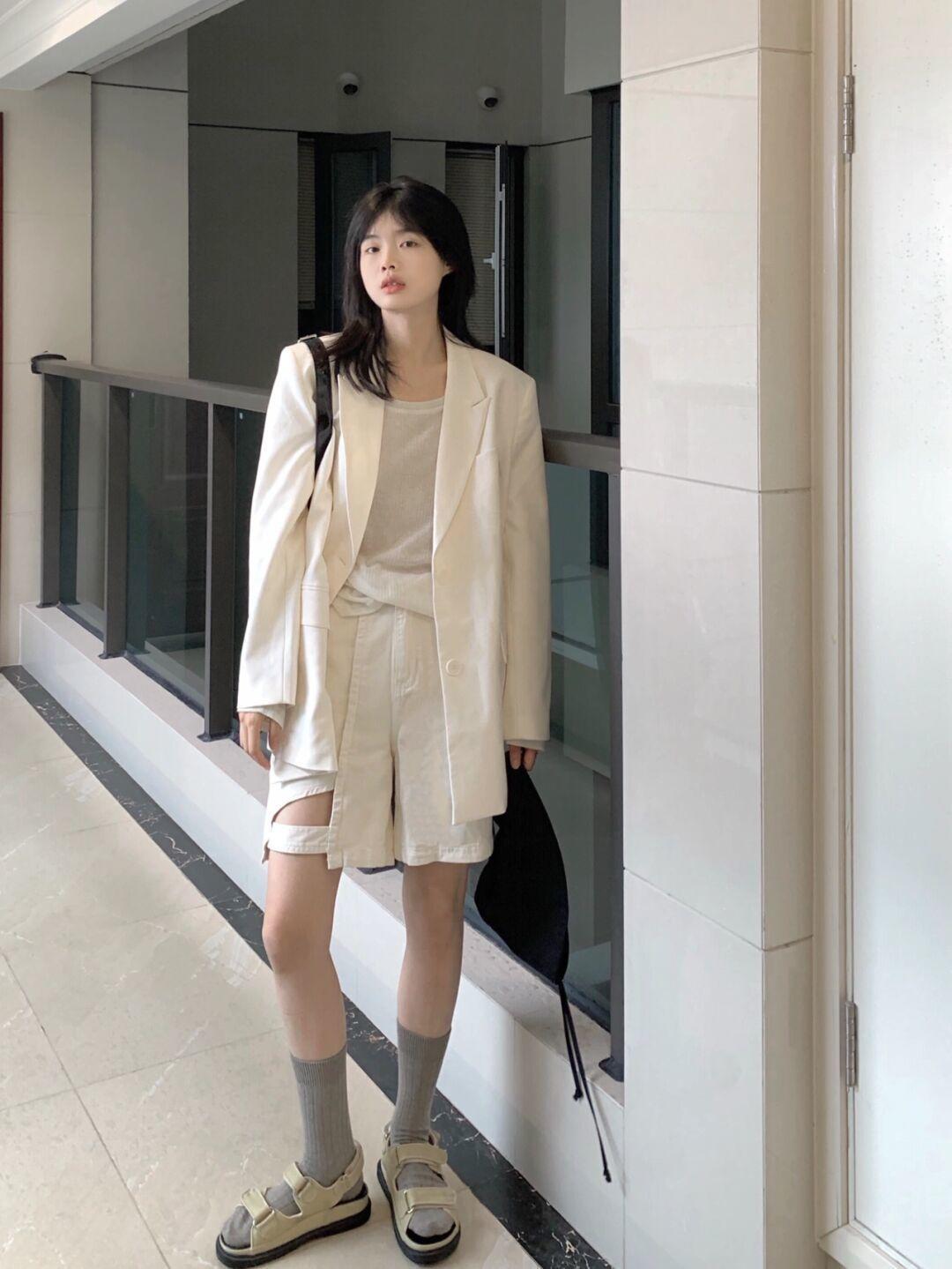 西装外套|早秋这样搭,波波头短发搭配大地色衬衫连衣裙,复古又潮流 !