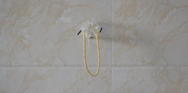 塑料瓶上穿一根绳子，放在卫生间一年省下不少钱