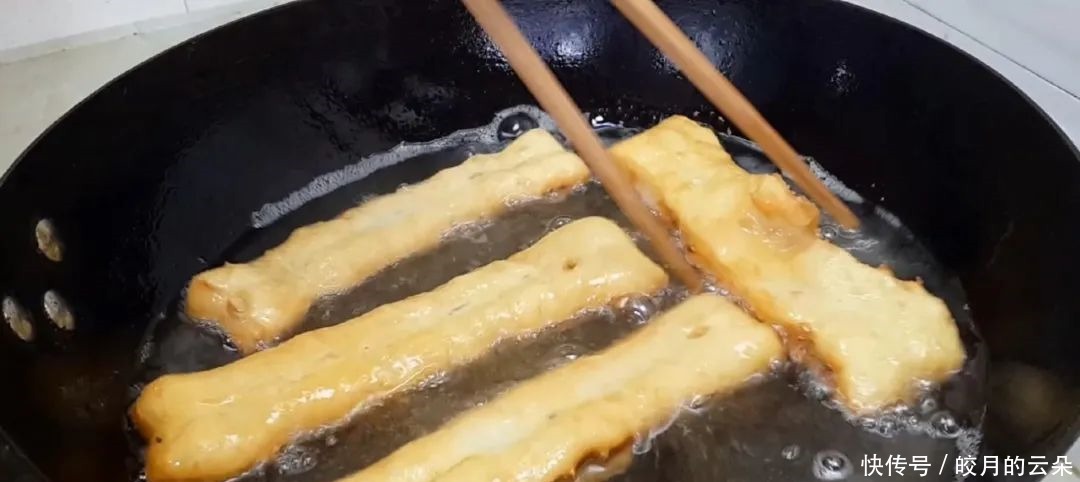 花生|油条怎么做才最好吃吗,加半斤花生,不吃面食的孩子也说香,好吃!