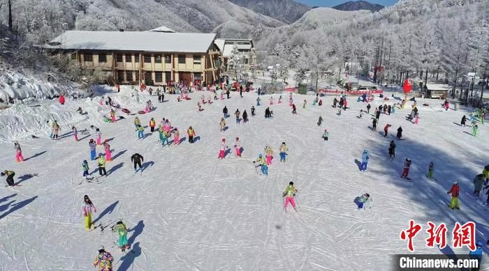 冰雪|湖北多地滑雪场迎来大批冰雪爱好者