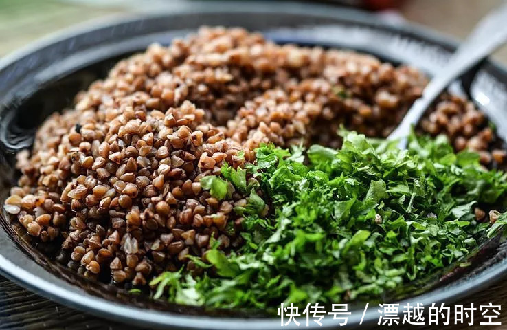 心脑血管|人到中年，血液越来越稠，常见一味“叶子”泡着喝，血栓绕道走！