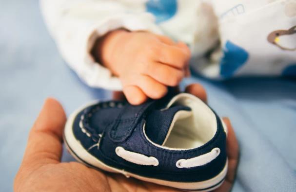 孩子|夏季童鞋“黑名单”:这几类鞋别买给孩子穿,看你娃中招了吗