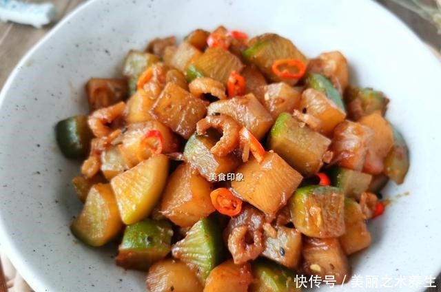 中年|秋天吃它“赛人参”,只要1块钱一斤,简单一焖比吃肉还过瘾!