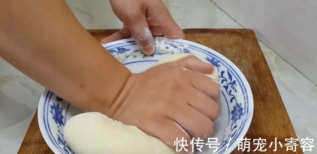 麻花|面粉别炸油条了，撒2把芝麻，外皮焦脆又香甜，比油条麻花好吃