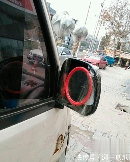 |搞笑GIF:后面的妹子,你怎么不用手推门,看着为你心疼!