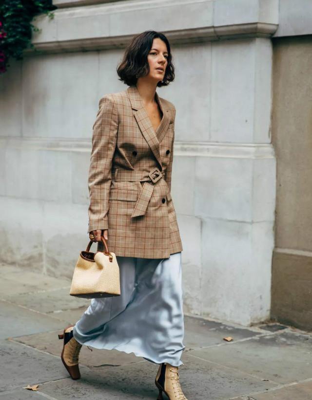 今年流行“西装+平头鞋”一块穿，端庄大气又干练，上班休闲两用