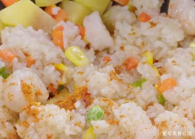 简单好吃的咖喱菠萝炒饭，鲜甜微辣，营养解馋，家人都爱吃