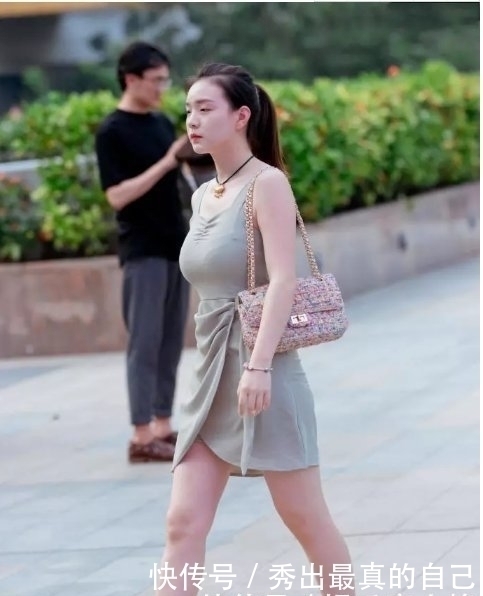 小姐姐|街拍小姐姐肤白貌美,穿这样的裙子很迷人