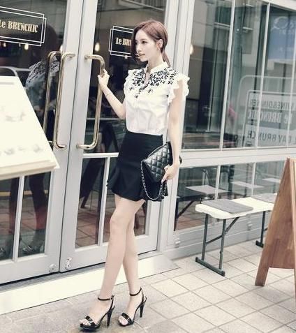 美女穿搭:黑色包臀裙展露光滑好肌肤,更有女人韵味