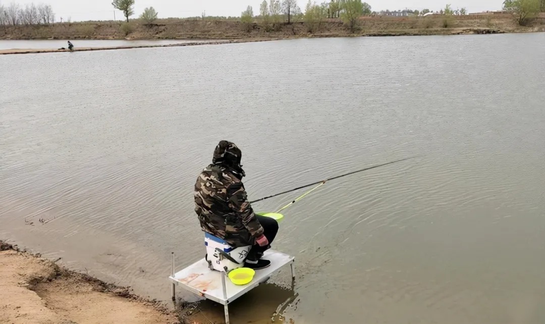 冬季钓鱼牢记5点，不用蚯蚓也能钓到鱼