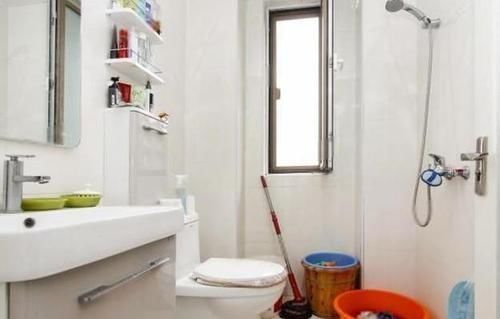 卫生间|晒晒我的婚房,客厅连沙发都没有,直接坐地上,还有更寒酸的吗?