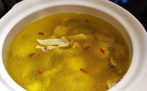 炖鸡汤时，直接炖还是先焯水？都不对，多做一步，鸡肉嫩鸡汤鲜