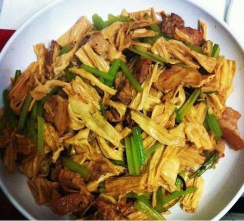  美食优选：爆炒牛肚，腐竹小炒肉，青椒蒜苗炒腊肉，爽口大拌菜的做法