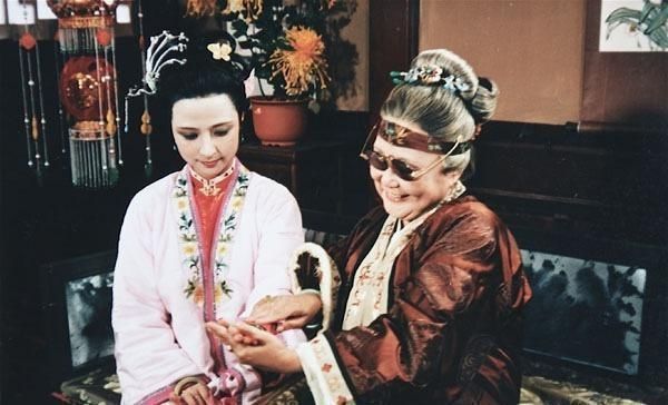 鸳鸯#鸳鸯掀开尤二姐的裙子,贾母看到了什么,说她是个齐全孩子