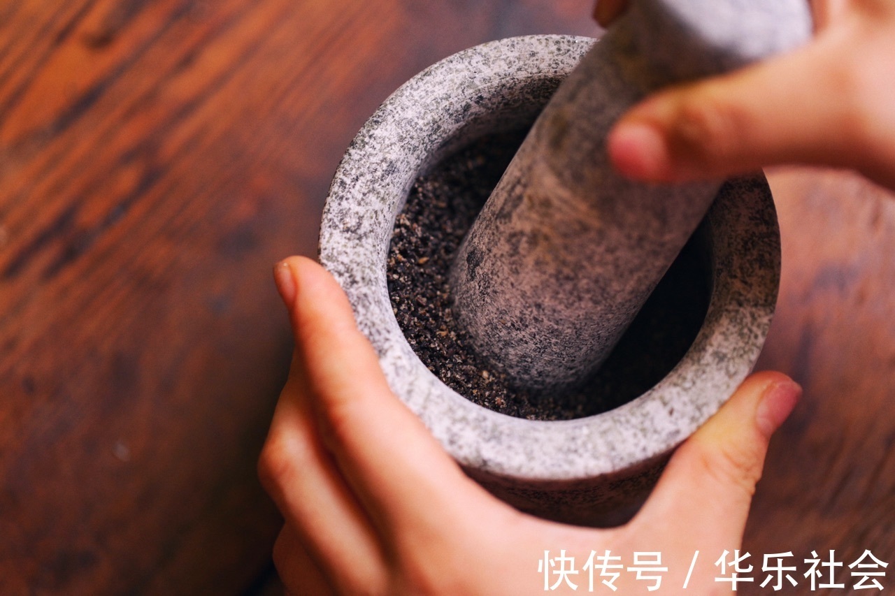 搅拌均匀|在家制作黑芝麻糊,味道香浓,营养健康